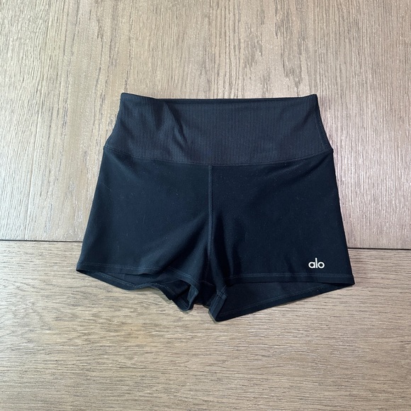 ALO Yoga Pants - ALO Yoga Black Shorts Size Medium